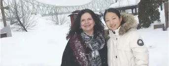  ??  ?? Lisette Maltais a tissé des liens très étroits avec ses locataires internatio­naux, dont Kiyo Koyano du Japon. - Acadie Nouvelle: Jean-François Boisvert