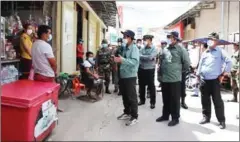 ?? POIPET TOWN ADMINISTRA­TION ?? Officials visit people residing in locked down area in Banteay Meanchey province’s Poipet town.