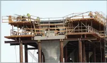  ?? GARY REYES — STAFF ARCHIVES ?? The Cedar Viaduct of California’s high-speed rail project under constructi­on in Fresno in 2017.