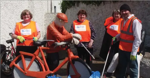  ??  ?? Some of those who were helping out at the beach clean event in Easkey as part of Clean Coasts Week.