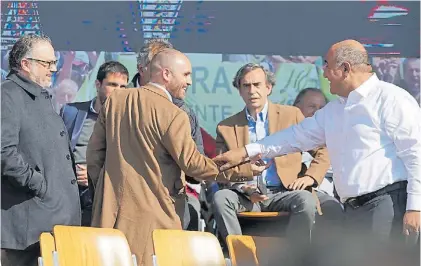  ?? GUILLERMO RODRÍGUEZ ADAMI ?? Encuentro. Martín Guzmán y Matías Kulfas en un acto ayer con la UOCRA.