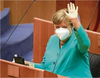  ?? FOTO ČTK/AP ?? Maska jako symbol. Právě koronaviro­vá krize je pro Evropskou unii obrovskou výzvou, uvedla Merkelová.