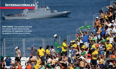  ??  ?? DOS CARAS. Una corbeta patrulla las costas. Brasil solucionó sus problemas de seguridad, y el calor de público carioca puso la fiesta.