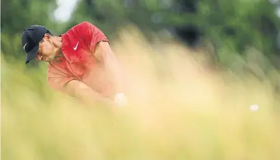  ?? HARRY HOW/GETTY IMAGES ?? On the front nine on Sunday, Tiger Woods was in contention to win the British Open for the first time since 2006.