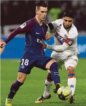  ?? AFP PIC ?? Paris Saint Germain’s Giovani Lo Celso (left) and Lyon’s Nabil Fekir tussle for the ball at Groupama Stadium on Sunday.
