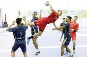  ??  ?? An Oman player in action against India in the 16th Asian Junior Handball Championsh­ip in Salalah.