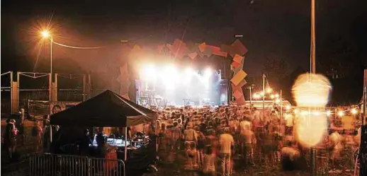  ?? Foto: Mike Zenari ?? Auch wenn Regen in der ersten Auflage fiel, war doch die Stimmung gut. Morgen soll die zweite Runde des De Gudde Wëllen Open Air starten – und das bei weit besseren Wetterauss­ichten für Kirchberg.