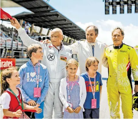  ?? BILD: SN/GEPA PICTURES ?? Etwas ergraute Herren mit etwas jüngeren Fans: Niki Lauda, Gerhard Berger und Franz Klammer (v. l.).