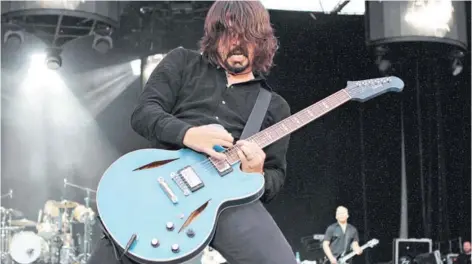  ?? FOTO: LATINSTOCK ?? ►► Dave Grohl en acción con Foo Fighters.