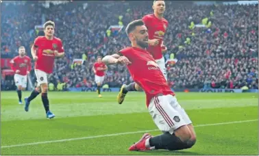  ??  ?? Bruno Fernandes celebra el gol marcado en el 3-0 del Manchester United ante el Watford.