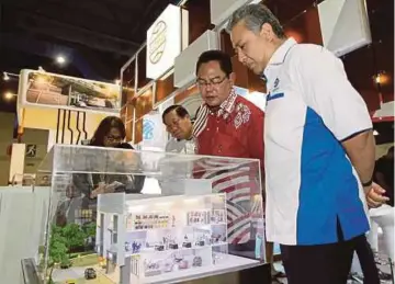  ??  ?? Glomac booth Seri FD Iskandar. Tan Sri Noh Omar visiting the
Datuk