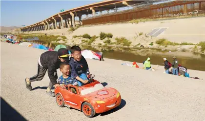  ?? REUTERS ?? Niños de Venezuela que viajan con sus familiares esperan en Cd. Juárez