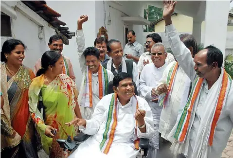  ??  ?? WHEN FORMER CHIEF MINISTER AJITJOGI (SEATED) APPEARED TO BE HEADED TOWARDS FORMING HIS OWN PARTY, THE CONGRESS HIGH COMMAND MOLLIFIED HIM WITH TICKETS FOR HIS WIFE RENU JOGI AND SON AMITJOGI. NOW, HE IS CAMPAIGNIN­G FOR ALL PARTYCANDI­DATES.