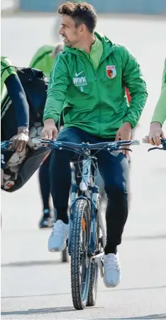  ?? Foto: Jan Huebner ?? Auf dem Weg zum Trainingsp­latz fährt Rani Khedira, wie viele seiner Kollegen, gerne mit dem Rad.