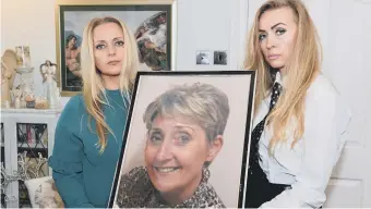  ??  ?? Lesley Haswell, left, with her sister Ashleigh Joachim and a photograph of their late mum Patricia Heslop.