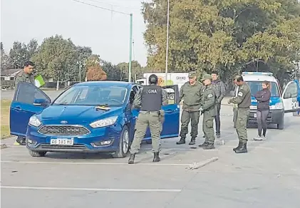  ?? FOTO DIARIO EL TIEMPO ?? Pericias. Por el tiroteo entre policías de la Bonaerense y la Federal en Azul.