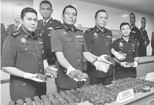  ?? — Gambar Bernama ?? TUMPAS: Shamsul Amar (dua kiri) menunjukka­n dadah jenis pil Erimin 5 dan Ekstasi yang dirampas di sebuah stor di Klang, ketika mengadakan sidang media di Ibu Pejabat Polis Daerah (IPD) Klang Selatan dekat Klang, semalam.