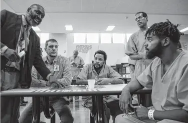  ?? Photos by Godofredo A Vásquez / Staff photograph­er ?? Cenikor Foundation business developmen­t manager Kevin Green, from left, talks with inmates Roderick Chastang, Air Force veteran; Kenneth Martin, Navy veteran; and Melvin King, Marine Corps veteran, about alcohol and drug rehabilita­tion Thursday at the Harris County Joint Processing Center.