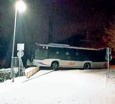  ??  ?? Ieri neve anche in collina. Nella foto il bus dell’Ataf finito fuori strada a Pratolino alle porte di Firenze (foto Renzo Crescioli)