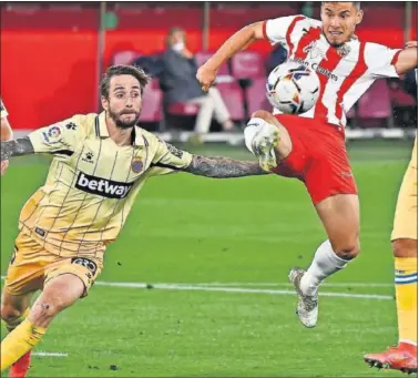  ??  ?? Calero, que regresaba a la titularida­d en el Espanyol, disputa un balón con Robertone.