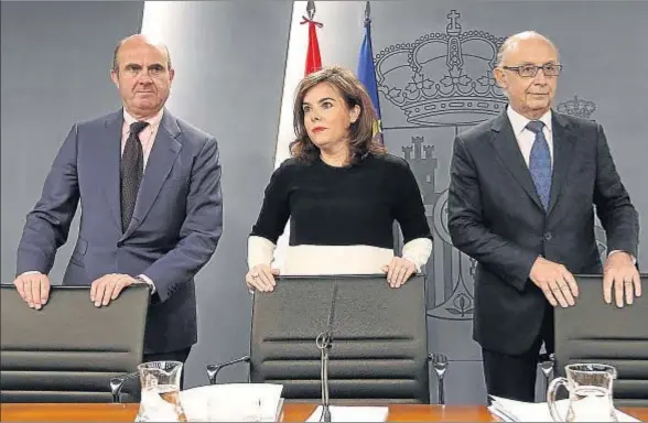  ?? EMILIA GUTIÉRREZ ?? El ministro de Economía,Luis de Guindos; la vicepresid­enta, Soraya Sáenz de Santamaría, y el ministro de Hacienda, Cristóbal Montoro