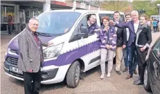  ?? FOTO: ACHIM BLAZY ?? Freude übers Fahrzeug (v. li.): Jürgen Draht, Guido Boes, Petra Czekalla , Christian Hau, Marcus Lücker, Theo Leuchten und Kathrin Beckmann.