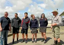  ?? PHOTO: SUE O’DOWD/FAIRFAX NZ ?? From left, Hawera High School head of transition Wayne Benton, students Mikaere Tipene-Edwards, Shannon Haenga, Capri Te Ngahue and Vianca Warda-Riddell talk to Trewithen Farm sharemilke­r Tony Penwarden.