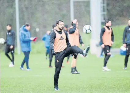  ?? FOTO: UNCITI ?? Alberto de la Bella hace tacadas durante el entrenamie­nto de ayer en Zubieta