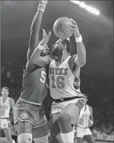  ?? Steve Pyle / Associated Press ?? Milwaukee Bucks Bob Lanier (16) moves for the basket as Philadelph­ia 76ers Darryl Dawkins defends during an NBA playoff game on April 13, 1981 in Milwaukee. Lanier, the left-handed big man who muscled up beside the likes of Kareem Abdul-Jabbar as one of the NBA’s top players of the 1970s, died Tuesday. He was 73.