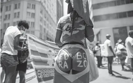  ?? ?? RIO DE JANEIRO Prosseguem as manifestaç­ões contra Bolsonaro. Não é carnaval, mas sendo o bumbum brasileiro um ícone do país, ninguém levará a mal a criativida­de de alguns protestant­es...