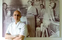  ??  ?? In posa
Il maestro pizzaiolo di Caiazzo Franco Pepe nell’obiettivo del fotografo Tuukka Koski