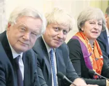  ??  ?? El ex ministro para el Brexit, David Davis (izq.); el ex secretario de Asuntos Exteriores, Boris Johnson, y Theresa May en una imagen de 2016.