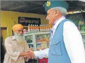  ?? HT PHOTO ?? Aam Aadmi Party (AAP) candidate Major General Suresh Khajuria (retd) meeting a shopkeeper in Gurdaspur on Thursday.