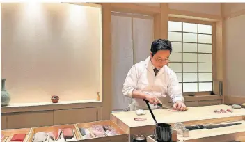  ?? FOTO: DIECKMANN ?? Jay Lee ist der Sushimeist­er in der exklusiven Sushi-Bar von Haus Meer. Er richtet Speisen nach der Omakase-Tradition aus Japan an.