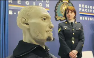  ?? ARLEN REDEKOP/ PNG ?? Cpl. Annie Linteau unveils the reconstruc­ted head of a homicide victim at police headquarte­rs Tuesday. The reconstruc­tion was completed in the hopes that it might help identify the John Doe.