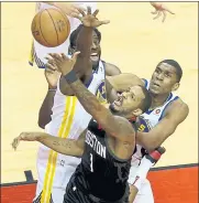  ?? ANDA CHU — STAFF PHOTOGRAPH­ER ?? The Rockets’ Trevor Ariza battles Draymond Green, left, and Kevon Looney in the first quarter Thursday.