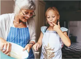  ?? ?? 老奶奶的烹飪智慧和技­巧，孫輩受益無窮。
（Getty Images）