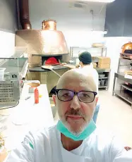  ??  ?? Pizzaiolo Franco Pepe alla guida di “Pepe in grani” a Caiazzo