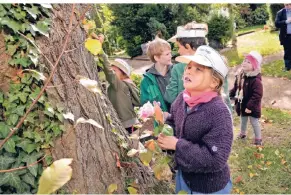  ?? FOTO: ISABELLA RAUPOLD ?? Kinderlach­en auf einem Friedhof? An einem Ort, an dem Ruhe die Szenerie bestimmt? Bei der Sendung mit der Maus besuchten Kinder den evangelisc­hen Friedhof in Odenkirche­n. Nicht nur Annika (vorne) war angetan.