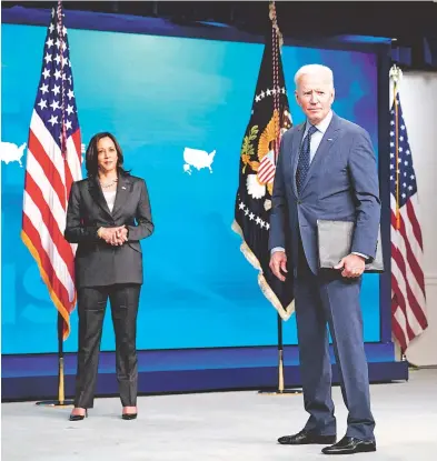  ??  ?? Joe Biden y Kamala Harris lanzaron un plan sin precedente­s a nivel global