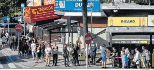  ?? JUAN HERRERO / EFE ?? Varias decenas de personas, la mayoría de nacionalid­ad francesa, hacen cola ayer para comprar tabaco en la localidad guipuzcoan­a de Irún.