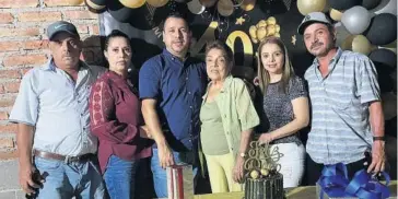  ??  ?? > El cumpleañer­o acompañado de sus familiares.