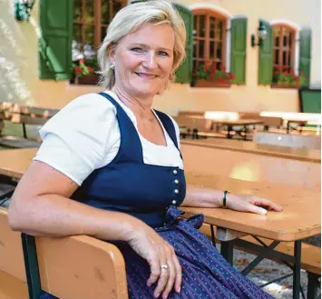  ?? Foto: Ulrich Wagner ?? Angela Inselkamme­r sitzt im Biergarten des Familienbe­triebs in Aying. Die Präsidenti­n des Bayerische­n Hotel und Gaststätte­n verbands fordert einen einheitlic­hen Mehrwertst­euersatz von sieben Prozent auf Essen.