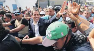  ??  ?? > Juan Guaidó, en un recorrido entre sus simpatizan­tes.