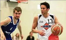  ??  ?? Die Weimarer Basketball­er mit Jorge Camacho(rechts) gewannen das Playoff-viertelfin­ale gegen den USV Jena II mit :. Foto: Christian Albrecht