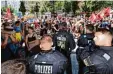  ?? Foto: Alexander Kaya ?? Rund 2000 Polizisten begleiten die Pro teste in Augsburg.