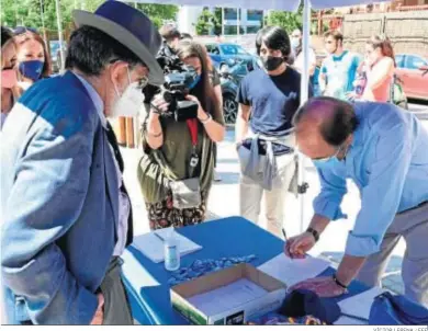  ?? VÍCTOR LERENA / EFE ?? El presidente del PP de Madrid, Pío García-Escudero (d), en una mesa de recogida de firmas contra los indultos.