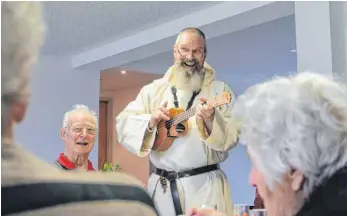  ?? FOTO: PRIEBE ?? Bruder Otto sorgt beim ersten Treffen der Betreuungs­gruppe mit einem Lied für lockere Stimmung.