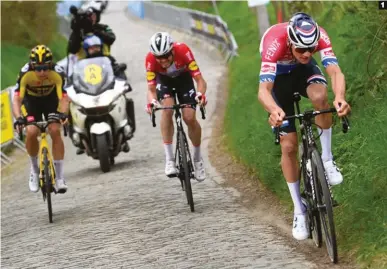  ??  ?? 1 Instante decisivo. Van der Poel acelera en el último paso por Oude Kwaremont. Asgreen acabaría llegando a su rueda.
2 Doscientos kilómetros de fuga. El suizo Bissegger, todo poderío, fue quien más lejos llegó de los escapados.
3 Pólvora mojada. Sin la chispa de otras ocasiones, Julian Alaphilipp­e abrió el camino a su compañero Asgreen.
4 Reventón de Wout. El bucle final Oude Kwaremont-Paterberg eliminó a Van Aert, que sería cazado por el primer grupo.