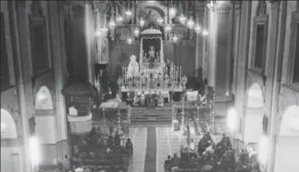  ??  ?? Altar montado en el interior de la iglesia de San Jacinto.